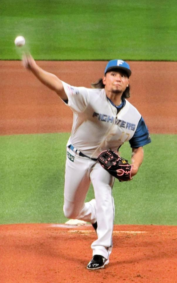 マウンドから投球練習をする伊藤