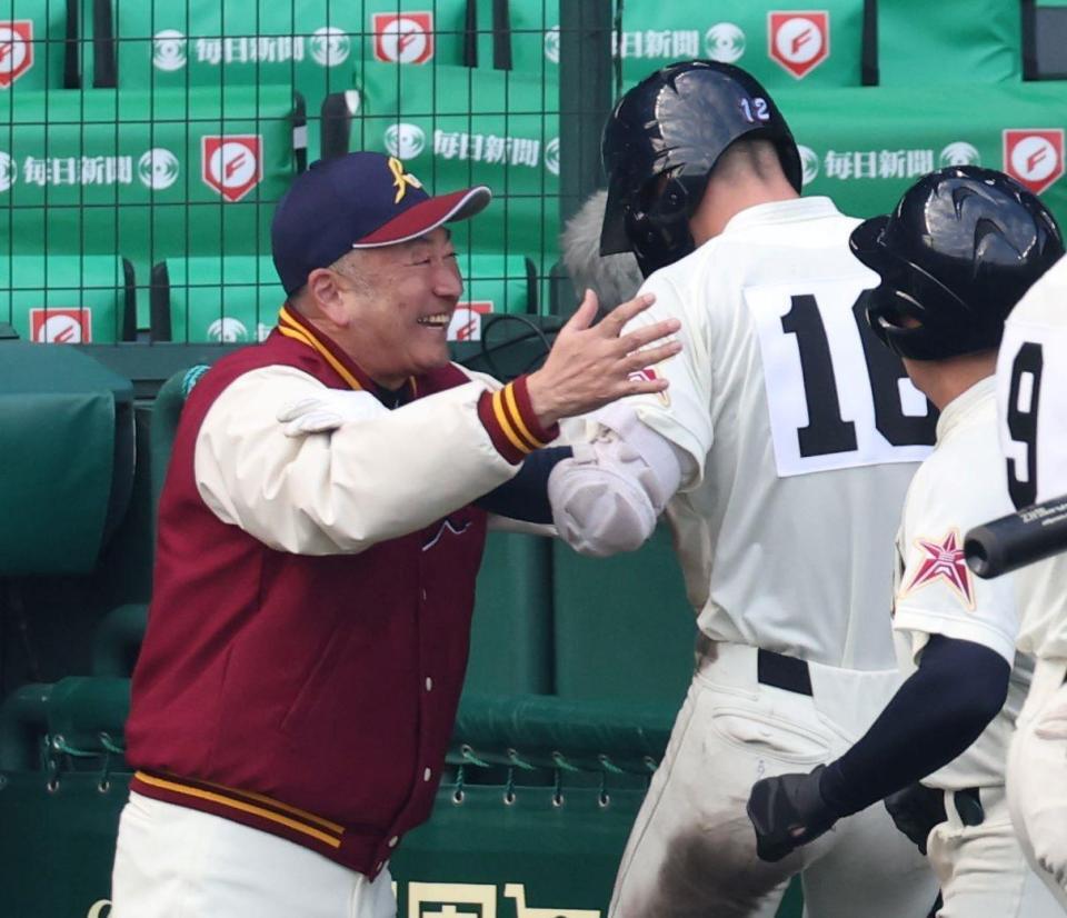 ８回、勝ち越し２ランを放った八戸学院光星・菅沼晴斗（右）を迎える仲井宗基監督（撮影・中田匡峻）