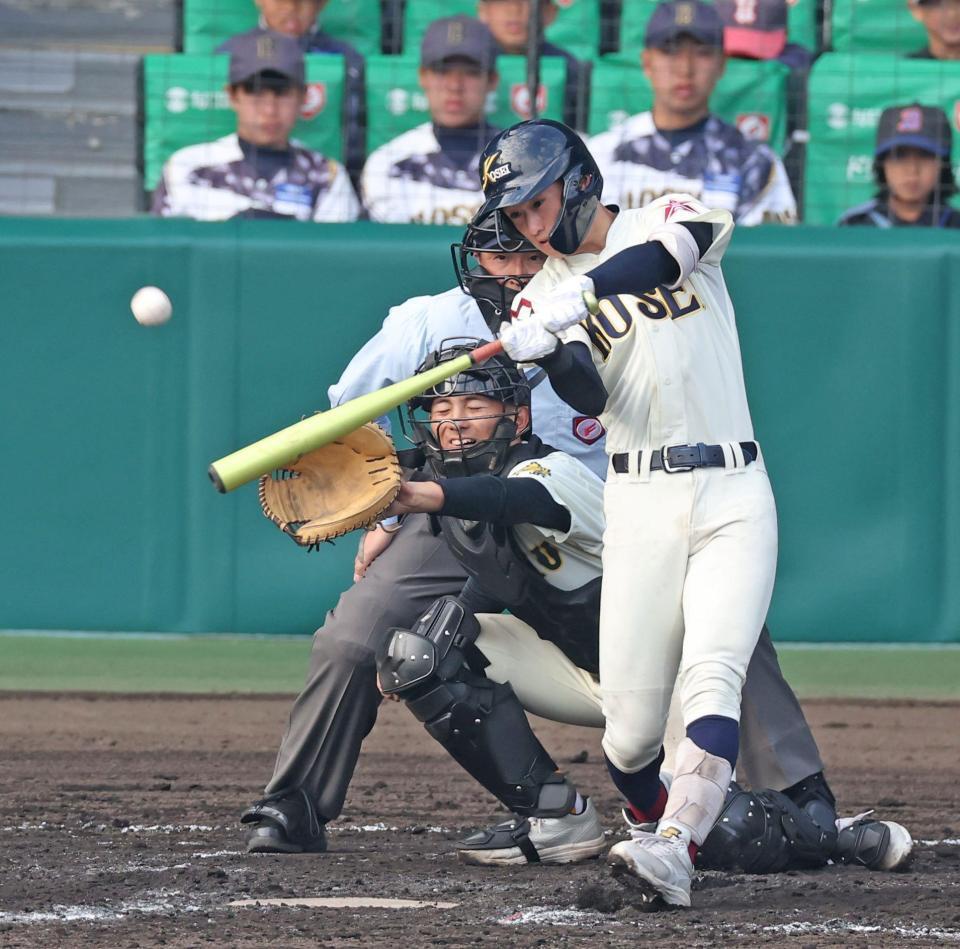 ４回、適時三塁打を放つ八戸学院光星・佐々木龍馬（撮影・中田匡峻）