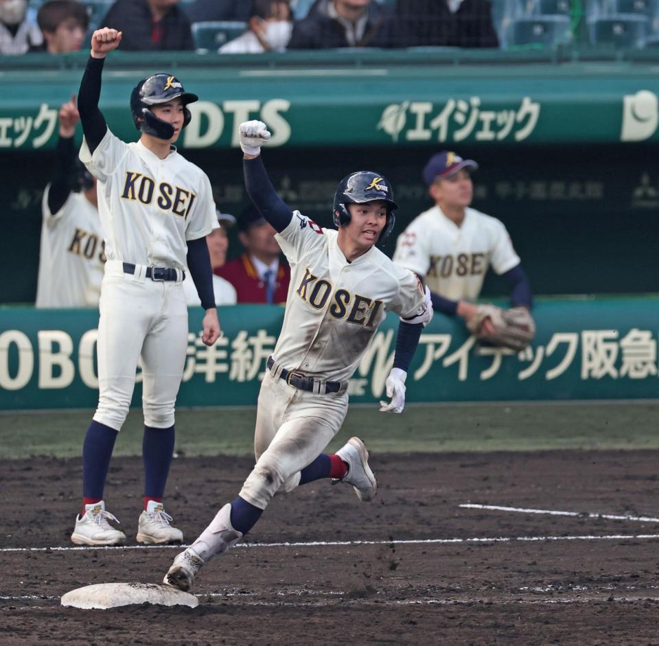 ８回、勝ち越し２ランを放ち、ガッツポーズを見せる八戸学院光星・菅沼晴斗（手前）＝撮影・中田匡峻