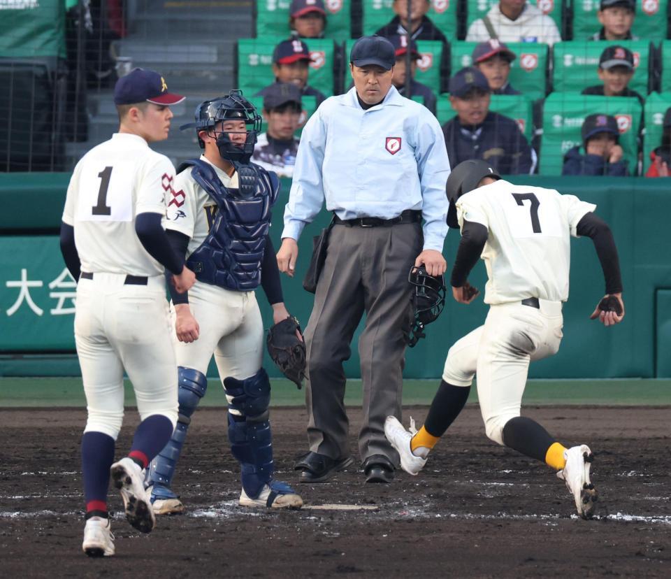 ８回、捕手の鈴木悠斗（中央）の三塁悪送球で同点を許した八戸学院光星（撮影・中田匡峻）