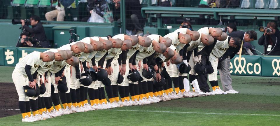 八戸学院光星に敗れ、スタンドへあいさつをする崇徳ナイン（撮影・中田匡峻）