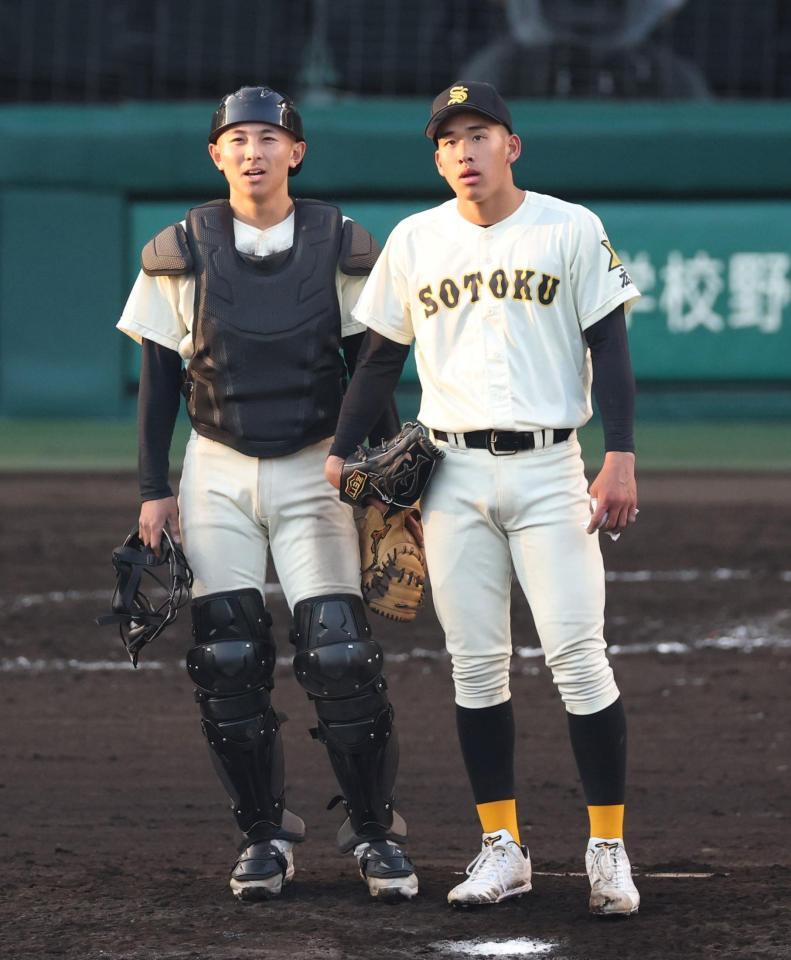 １０回、満塁のピンチを招き、崇徳・新村瑠聖（左）と話す徳丸凜空（撮影・中田匡峻）