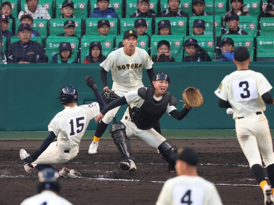 １０回、八戸学院光星・鈴木悠斗の犠飛でこのイニング３失点目を喫する崇徳・徳丸凜空（奥）＝撮影・中田匡峻