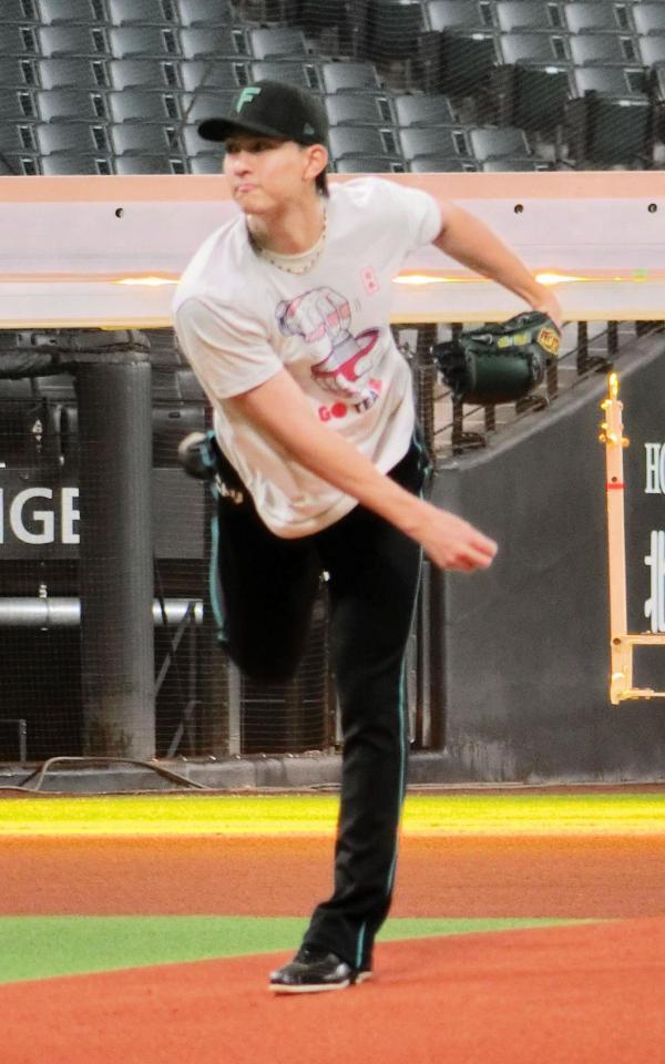 マウンドの感触を確かめる日本ハム・達