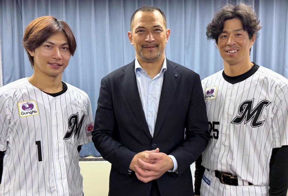 　小児科病棟を訪問した藤原（左）と岡。中央は東京科学大副学長の室伏広治さん（球団提供）