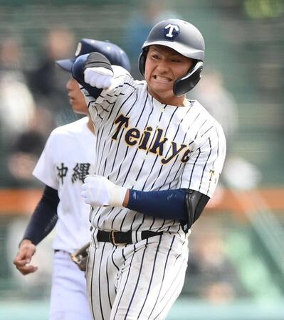 　８回、逆転の２点二塁打を放ちガッツポーズを決める帝京・蔦原（撮影・開出牧）