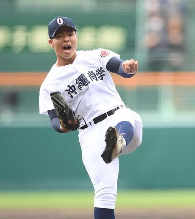 　１回、先頭の帝京・安藤を空振り三振に仕留め雄たけびを上げる沖縄尚学・末吉