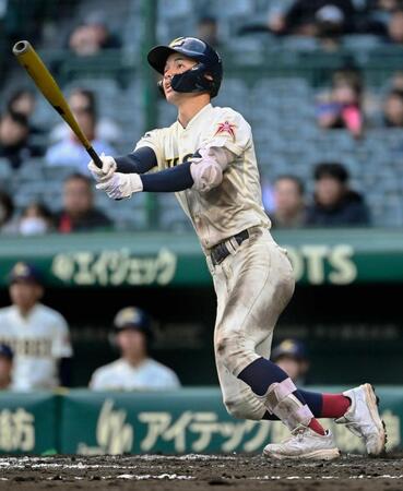 　８回、菅沼が左越えに２ランを放つ