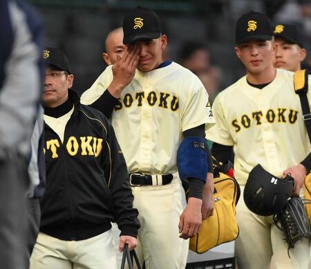 初戦で敗退し涙を拭いながら引き揚げる崇徳・徳丸（中央）＝撮影・開出牧