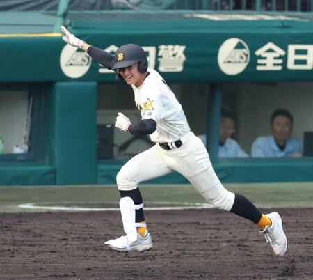 ２回、適時打を放ち、腕を突き上げる崇徳・新村