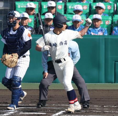 １回、先制の押し出し四球を選び、ベンチに向かってガッツポーズを見せる長崎西・岡崎憲信（撮影・中田匡峻）