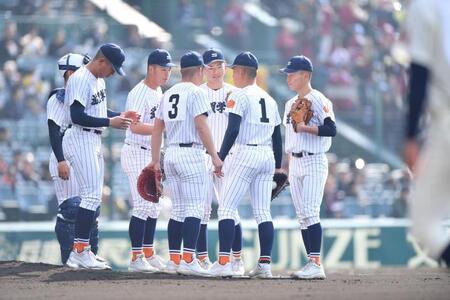 １回、岡崎憲信に押し出し四球を与えた土田義貴（１）の元に集まる滋賀学園ナイン（撮影・開出牧）