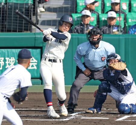 １回、チーム初安打となる中前打を放つ長崎西・芦塚陽士（撮影・中田匡峻）