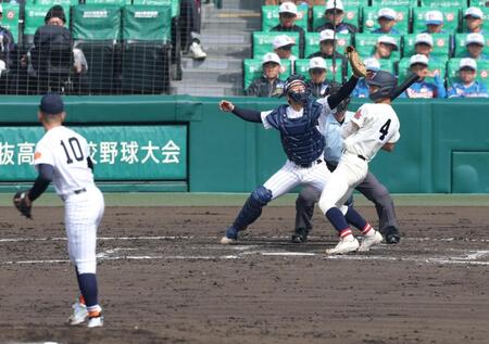 ４回、長崎西・岡崎憲信の打席で滋賀学園・伴田蒼生（１０）が暴投。三走が生還し、長崎西が同点に追い付く（撮影・中田匡峻）