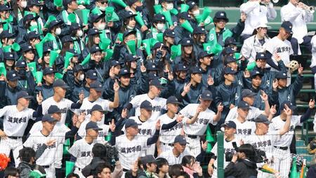 ５回、チャンスで盛り上がる滋賀学園アルプススタンド（撮影・中田匡峻）