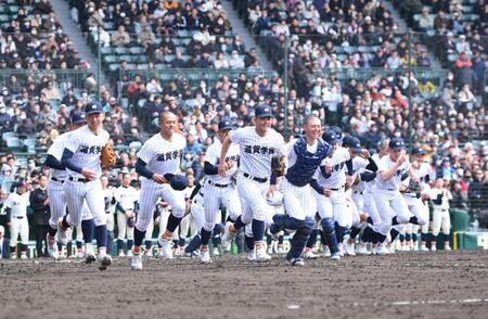 長崎西に競り勝ちスタンドへ駆け出す滋賀学園ナイン（撮影・開出牧）