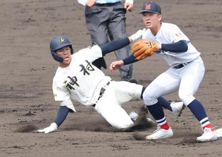 ３回、センターへ先制適時二塁打を放ち、二塁に滑り込む神村学園・田中翔大（左）＝撮影・中田匡峻