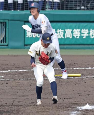 ４回、横浜・大山結永（奥）を二直に打ち取り、拳を握る神村学園・龍頭汰樹（撮影・中田匡峻）