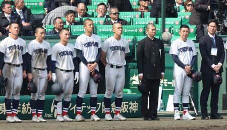 神村学園に敗れ、呆然とする横浜・織田翔希（左から４人目）ら横浜ナイン（撮影・中田匡峻）