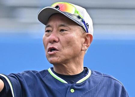 【写真】新庄監督の黒マスクの近影！こちらも現役時代の打撃フォームのシルエットが！