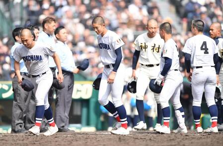 試合後の整列を終え悔しさをにじませる横浜・織田翔希（左から２人目）＝撮影・開出牧