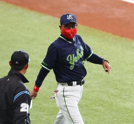 赤いマスクでメンバー表交換に向かう池山監督（撮影・中島達哉）