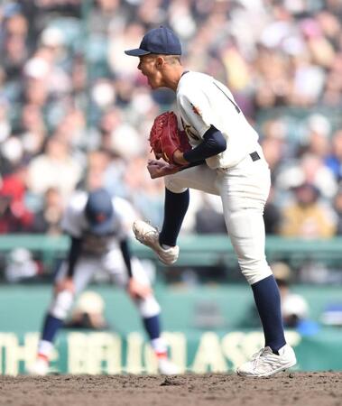 ９回、林田滉生を空振り三振に仕留めガッツポーズで雄たけびを上げる神村学園・龍頭汰樹（撮影・開出牧）