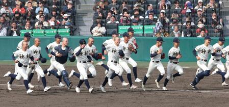 横浜に勝利し、笑顔で駆け出す神村学園ナイン（撮影・中田匡峻）