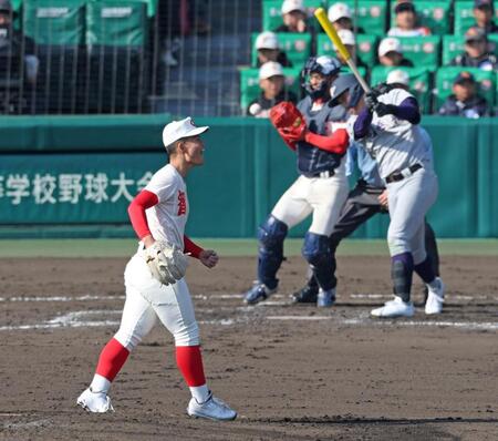 ３回、花巻東・赤間史弥（奥）を空振り三振に斬り、ほえる智弁学園・杉本真滉（撮影・中田匡峻）