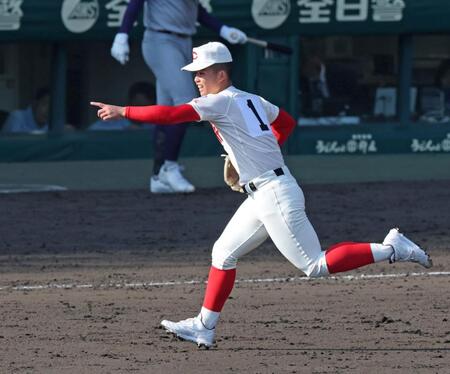 ６回、花巻東・赤間史弥の一ゴロでベースカバーに向かう智弁学園・杉本真滉（撮影・中田匡峻）