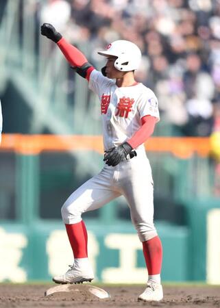 ３回、先制の左越え適時二塁打を放ちガッツポーズを決める角谷哲人（撮影・開出牧）