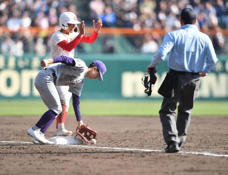 ５回、八木颯人のセーフティバントで三塁に進み拍手する智弁学園・多井桔平（左）＝撮影・開出牧