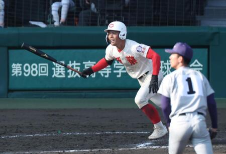 ７回、花巻東・萬谷堅心（１）からライトへ適時三塁打を放つ智弁学園・角谷哲人（撮影・中田匡峻）