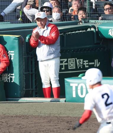 ７回、適時三塁打を放った智弁学園・角谷哲人（２）に拍手を送る小坂将商監督（撮影・中田匡峻）