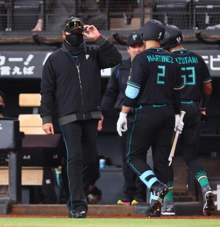 ８回、選手交代を告げる新庄監督（左）＝撮影・中島達哉