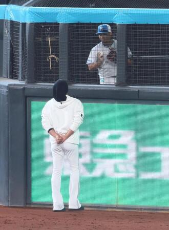 試合前、ブルペンで投球する伊藤（右）に声を掛ける新庄監督（撮影・中島達哉）