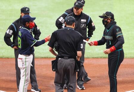 メンバー表交換で池山監督（左から２人目）と言葉を交わす新庄監督（右）＝撮影・中島達哉