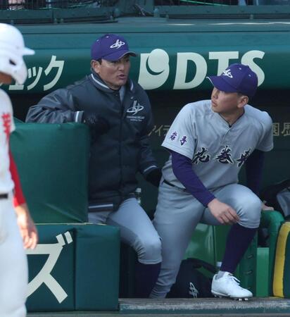 ８回、伝令を送る花巻東・佐々木洋監督（左）＝撮影・中田匡峻