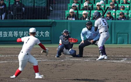 ４回、見逃し三振に倒れる花巻東・古城大翔（撮影・中田匡峻）