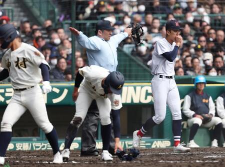 ３回表、打者川崎の犠飛で追加点を許した横浜の織田（右）