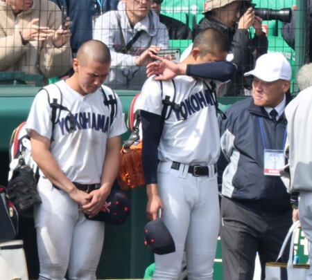 神村学園に敗れ、涙を流す横浜・織田翔希（右）＝撮影・中田匡峻