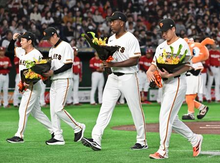 試合前、花束を贈られる大勢（右端）ら巨人のＷＢＣ参加組　