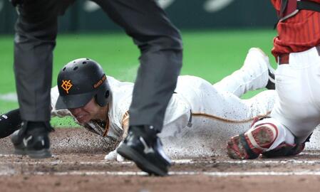 ８回、宗山のフィルダースチョイスで勝ち越しの生還をする松本（撮影・石井剣太郎）