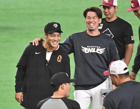 練習中に談笑する則本（左）と前田健