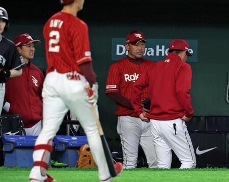 試合に敗れ、厳しい表情の三木監督（右から２人目）ら（撮影・石井剣太郎）