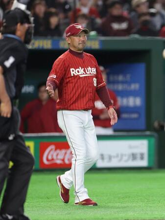 選手の交代を告げる三木監督（撮影・石井剣太郎）