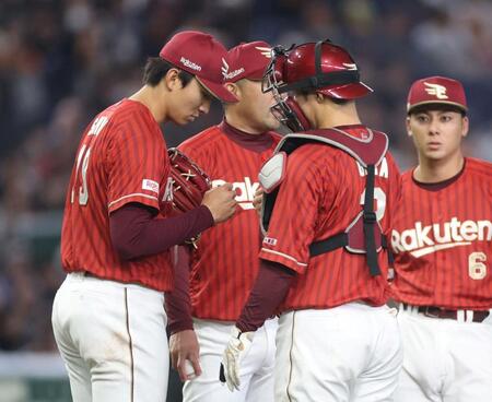 ５回、降板する楽天・荘司康誠（左端）＝東京ドーム（撮影・石井剣太郎）