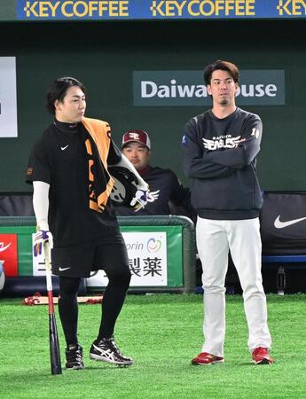 練習中に話し込む丸（左）と前田健