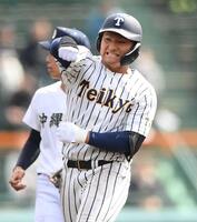 　８回、逆転の２点二塁打を放ちガッツポーズを決める帝京・蔦原（撮影・開出牧）
